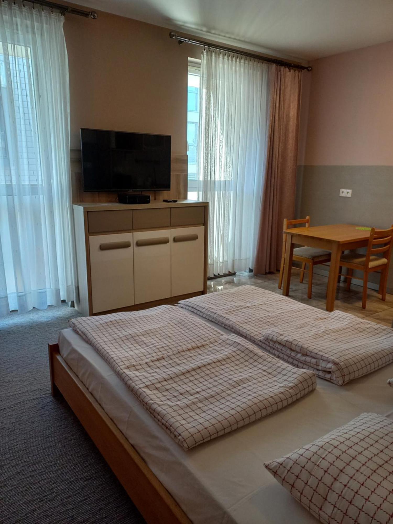 Pokoje Goscinne Jaga Kielce Exteriör bild